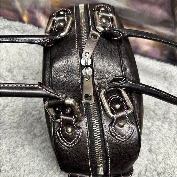 Marc Jacobs Elegant Black Leather Handbag - Picture 2 of 12